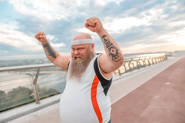 Fette Kaukasier Bärtigen Und Kühnen Mann Macht Morgenübungen Sein Gewicht — Stockfoto