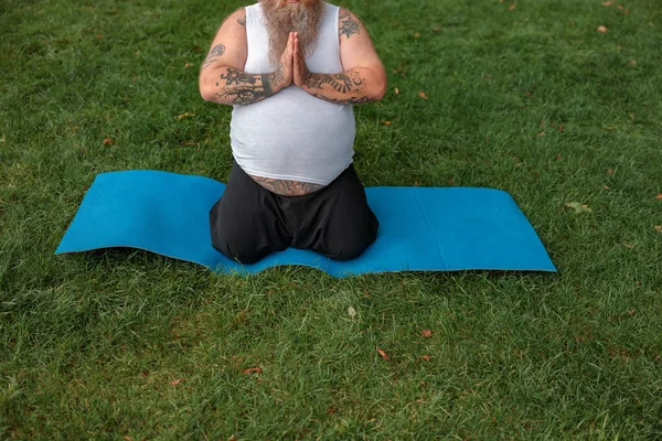 Gordo Caucásico Barbudo Audaz Hombre Está Haciendo Ejercicios Mañana Para — Foto de Stock