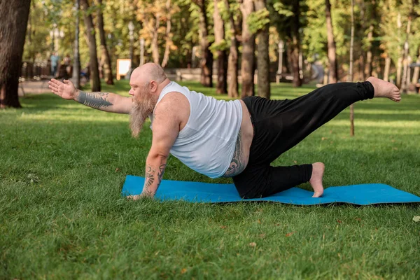 Gordo Caucásico Barbudo Audaz Hombre Está Haciendo Ejercicios Mañana Para — Foto de Stock