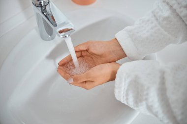 Güzel, sağlıklı, gülümseyen, beyaz bir kadın güzellik merkezinde güzellik prosedürleri uyguluyor.