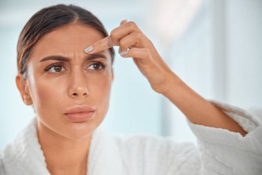 Güzel, sağlıklı, gülümseyen, beyaz bir kadın güzellik merkezinde güzellik prosedürleri uyguluyor.