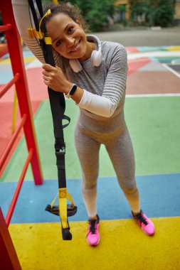 Güzel, sağlıklı, neşeli, yumuşak kadın şehir eğitim meydanında çalışıyor.