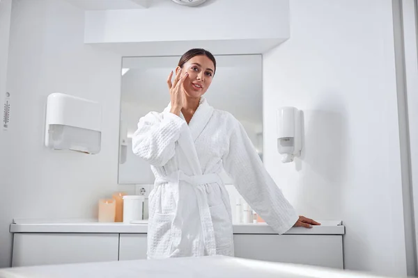 Hermosa Mujer Caucásica Sonriente Saludable Está Haciendo Procedimientos Belleza Spa — Foto de Stock