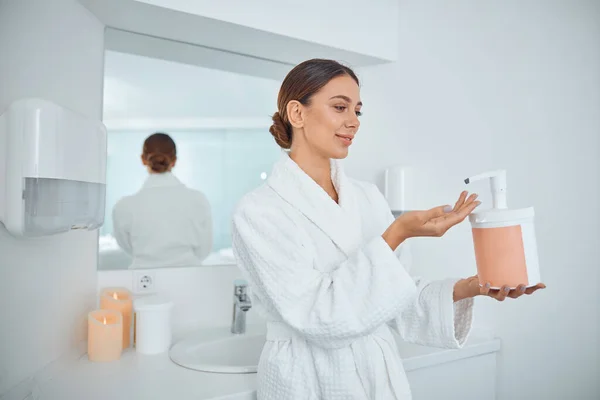 Hermosa Mujer Caucásica Sonriente Saludable Está Haciendo Procedimientos Belleza Spa — Foto de Stock