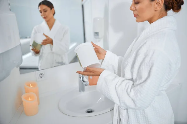 Hermosa Mujer Caucásica Sonriente Saludable Está Haciendo Procedimientos Belleza Spa —  Fotos de Stock