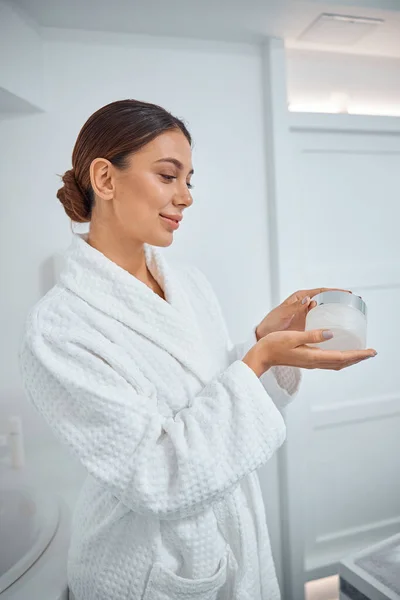 Hermosa Mujer Caucásica Sonriente Saludable Está Haciendo Procedimientos Belleza Spa — Foto de Stock