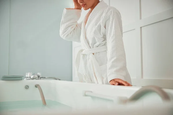 Hermosa Mujer Caucásica Sonriente Saludable Está Haciendo Procedimientos Belleza Spa — Foto de Stock