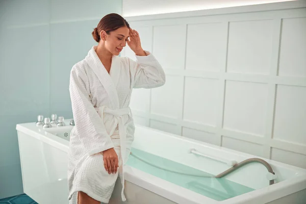 Hermosa Mujer Caucásica Sonriente Saludable Está Haciendo Procedimientos Belleza Spa — Foto de Stock