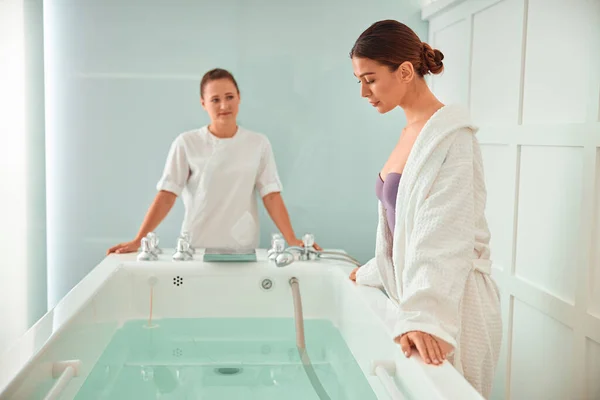 Hermosa Mujer Caucásica Sonriente Saludable Está Haciendo Procedimientos Belleza Spa — Foto de Stock