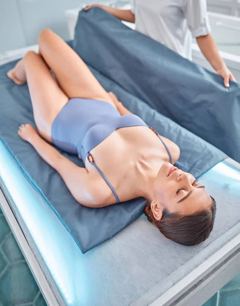 Hermosa Mujer Caucásica Sonriente Saludable Está Haciendo Procedimientos Belleza Spa — Foto de Stock