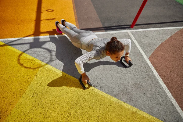 Hermosa Sana Alegre Mujer Sonriente Entrenamiento Una Ciudad Color Urbano —  Fotos de Stock