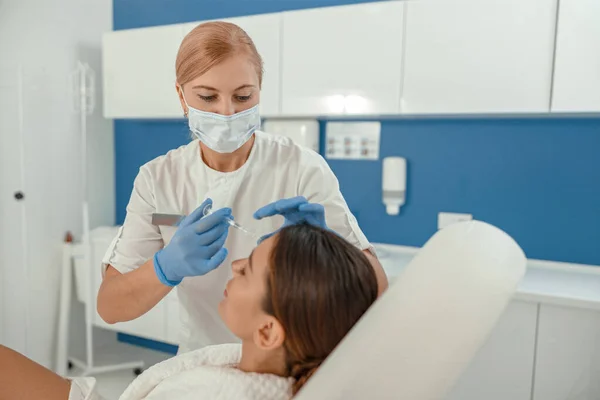 Mooie Gezonde Glimlach Kaukasische Vrouw Het Doen Van Schoonheid Procedures — Stockfoto