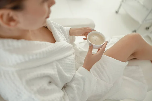 Hermosa Mujer Caucásica Sonriente Saludable Está Haciendo Procedimientos Belleza Spa — Foto de Stock