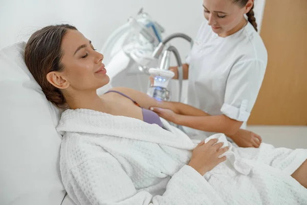 Mulher Branca Sorridente Saudável Bonita Está Fazendo Procedimentos Beleza Spa — Fotografia de Stock