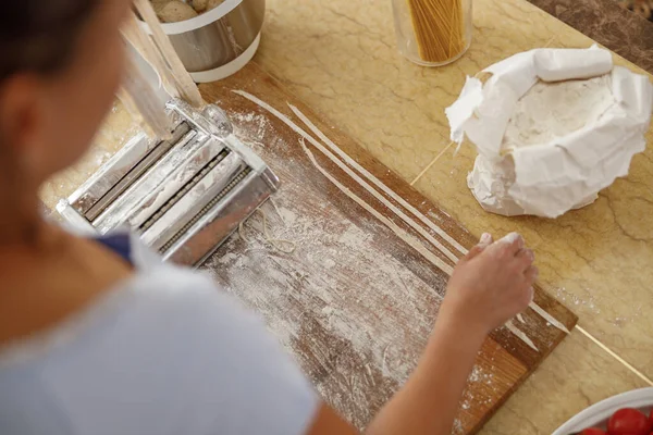 Mooie Glimlachende Knappe Vrouw Bereidt Lekkere Verse Rauwe Italiaanse Pasta — Stockfoto