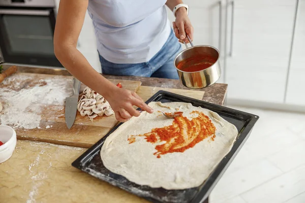 Mulher Bonita Sorridente Bonito Está Preparando Saborosa Pizzawith Italiano Fresco — Fotografia de Stock