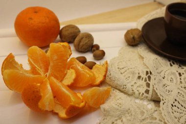 Siyah arkaplanda turuncu mandalina