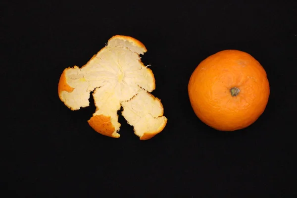 Orange Mandarine Auf Schwarzem Hintergrund — Stockfoto