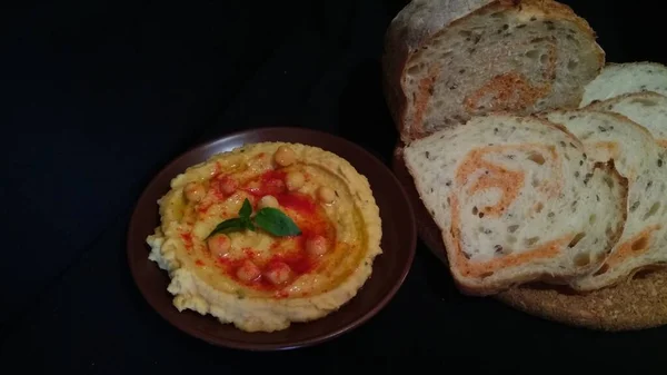 Lezzetli yemekler, ev yapımı mayasız ekmek.