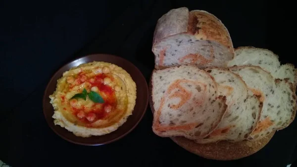 Lezzetli yemekler, ev yapımı mayasız ekmek.
