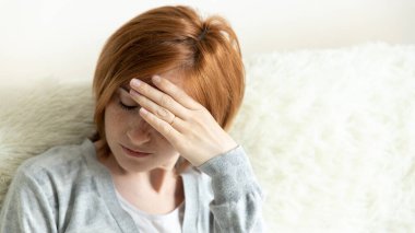 Sağlık ve ağrı. Güçlü gerilim baş ağrısı olan yorgun genç kadın vurguladı. Acı baş migren, duygu baskı ve stres güzel hasta kız closeup portresi. Yüksek çözünürlüklü görüntü