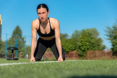 Spor kıyafetleri giyen spor kızı sokakta yoga egzersizi yapıyor, açık hava sporları, şehir tarzı.