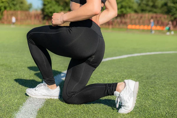 Close Uma Mulher Pilates Treinador Uniforme Esportes Preto Lunges Fora — Fotografia de Stock