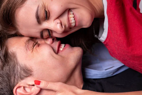 Genç, romantik bir çiftin evde öpüşüp eğlendiği yakın plan. Romantizm ve aile kavramı — Stok fotoğraf