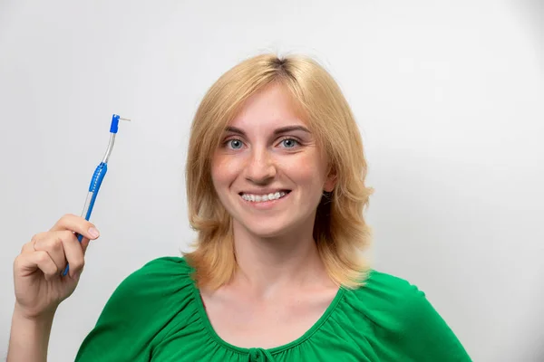 Retrato de uma mulher bonita com aparelho nos dentes, isolada sobre um fundo branco. O conceito do sorriso perfeito — Fotografia de Stock