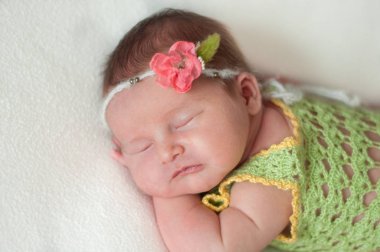 Parlak bir beyaz ışık odada uyurken bir yatakta yatarken huzurlu bebek