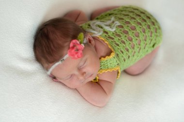 Parlak bir beyaz ışık odada uyurken bir yatakta yatarken huzurlu bebek