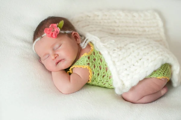 Friedliches Baby Auf Einem Bett Liegend Während Einem Hellen Hellen — Stockfoto