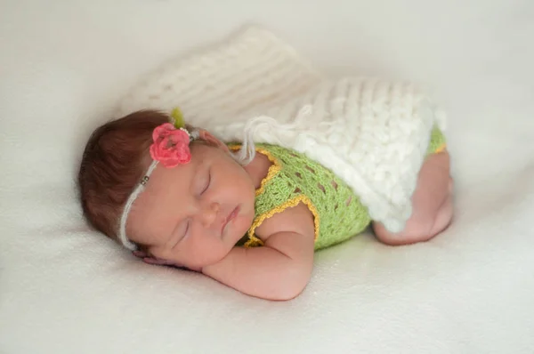 Vreedzame Baby Liggend Een Bed Tijdens Het Slapen Een Heldere — Stockfoto