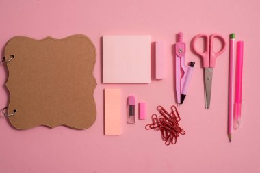 Boş defter sayfası renkli kalemler ile en iyi görünümü tablo. Düz yatıyordu. bir pembe.