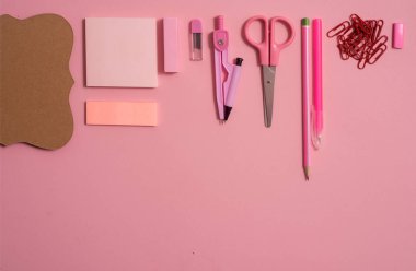 Boş defter sayfası renkli kalemler ile en iyi görünümü tablo. Düz yatıyordu. bir pembe.