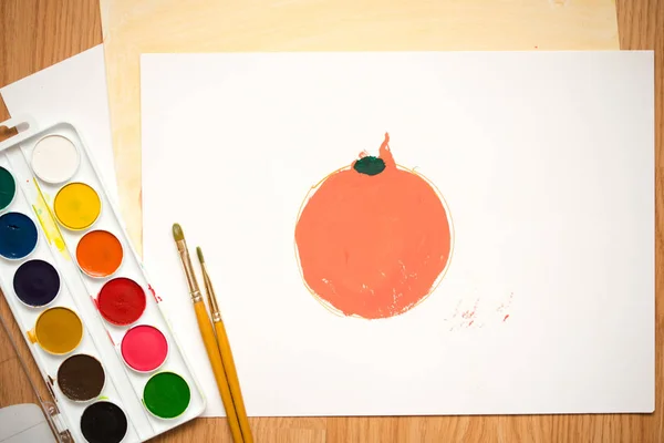 Dla Dzieci Rysunek Kredki Akwarele Czerwone Jabłko Pomarańczowy Orange Kartkę — Zdjęcie stockowe