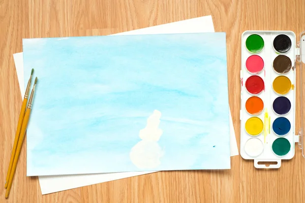 Boom van de winter in de sneeuw, een sneeuwpop op een blauwe achtergrond Kinder tekening met kleurpotloden en aquarellen — Stockfoto