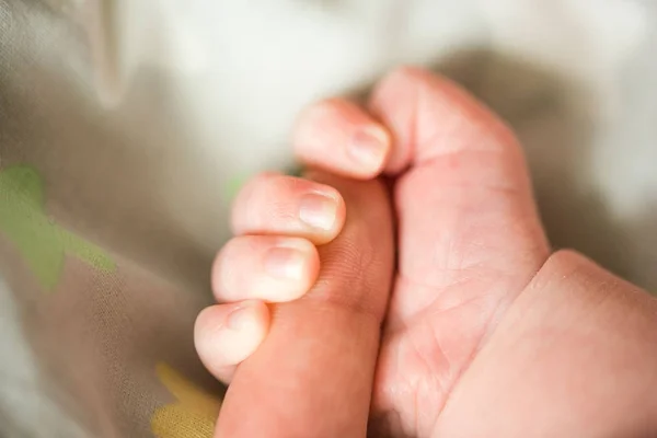 Hand Des Schlafenden Babys Der Hand Der Mutter Großaufnahme Auf — Stockfoto