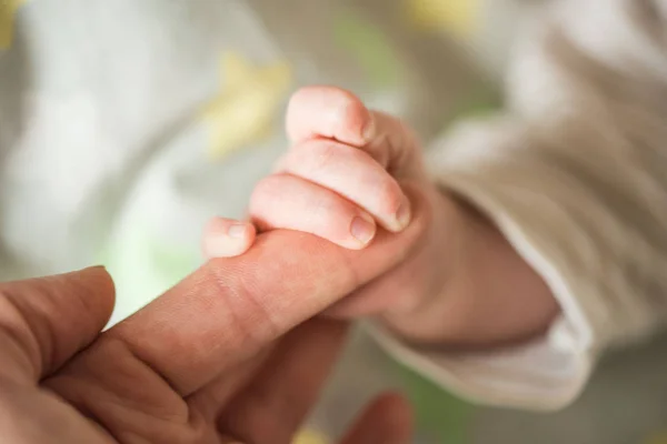 Hand Des Schlafenden Babys Der Hand Der Mutter Großaufnahme Auf — Stockfoto