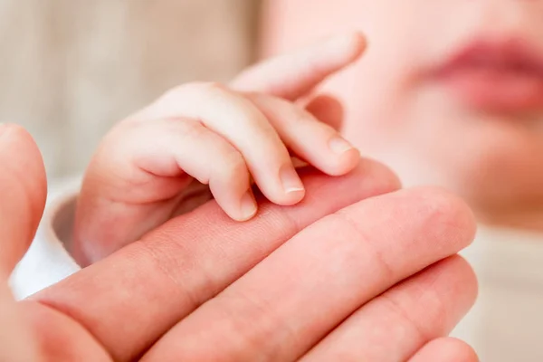 Bebê Recém Nascido Close Dedos Mão Mãe Oferecendo Lhe Amor — Fotografia de Stock