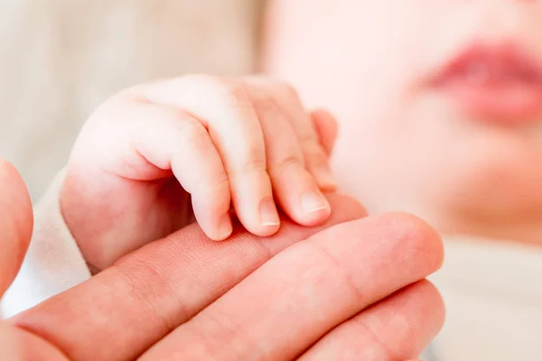 Νεογέννητο Μωρό Closeup Των Δακτύλων Των Δακτύλων Από Πλευρά Της — Φωτογραφία Αρχείου