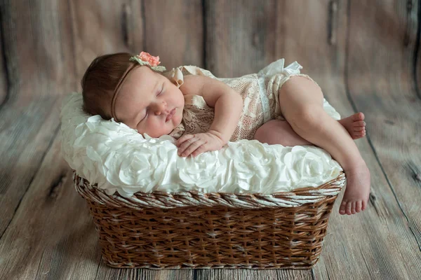 Neugeborenes Mädchen Bindenschleife Schläft Weidenkorb Auf Kariertem Schal Auf Beigem — Stockfoto