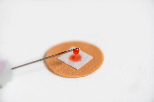 Bir Enjeksiyon Iğne Üzerinde Kırmızı Sıvı Sıva Kan Damlasına — Stok fotoğraf