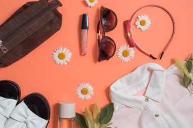 Düz koymak atış, kadın tatil giyim ve aksesuarları pembe bir arka plan üzerinde