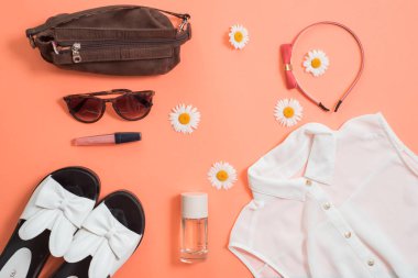 Düz koymak atış, kadın tatil giyim ve aksesuarları pembe bir arka plan üzerinde