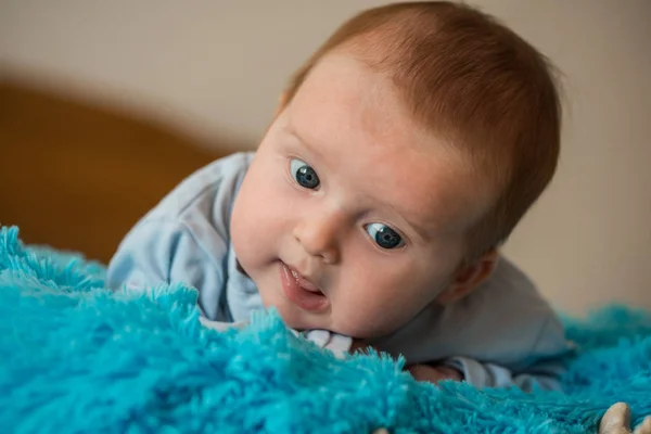 Πορτρέτο Του Όμορφη Μωρό Μπλε Μάτια Μπλε Plaid Ξαπλωμένη Ένα — Φωτογραφία Αρχείου