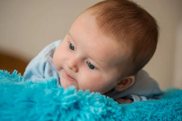 Πορτρέτο Του Όμορφη Μωρό Μπλε Μάτια Μπλε Plaid Ξαπλωμένη Ένα — Φωτογραφία Αρχείου