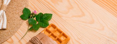 Beyaz arka plan üzerinde izole Minimal tarz düz yatıyordu. Yaz aksesuarları ile kadınsı Resepsiyon üstten görünüm: şapka, kruvasan, kahve yaz tatil app sunu