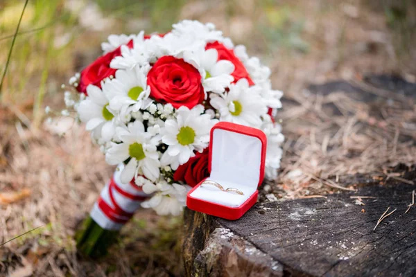 Mariage Bouquet Blanc Rouge Dans Forêt Sur Les Couleurs Des — Photo
