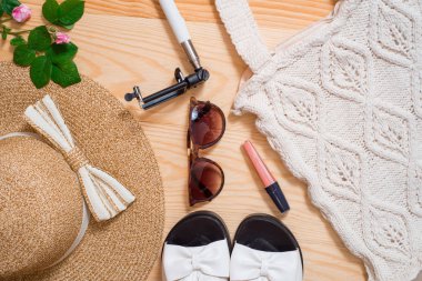 Renkli yaz kadın moda kıyafet düz yatıyordu. Hasır şapka, bambu çanta, selfie, güneş gözlüğü, en iyi görünüm için sopa kopyalama alanı, geniş kompozisyon. Yaz modası, tatil.